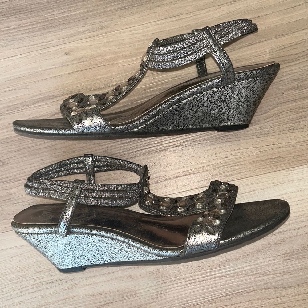 New York Transit Wedge Heel 8M Strappy Sandals Metallic Rhinestones Slip On Glam - Picture 6 of 8